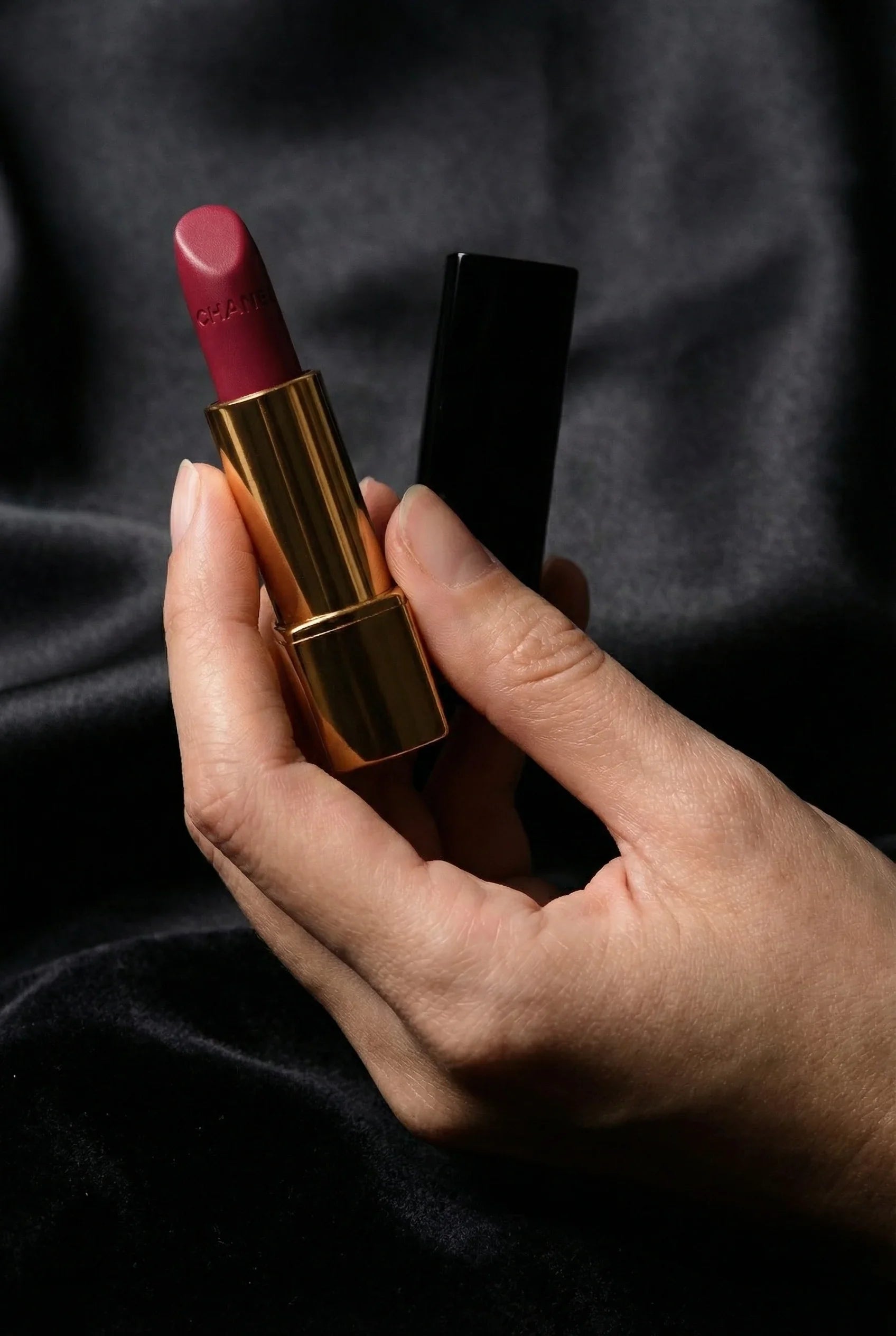 Chanel Rouge Allure Velvet 64 Eternelle BLACK ELIXIR - Maison de Parfum